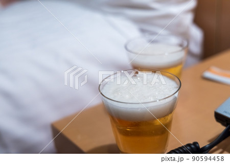 グラスに注いだビール　ホテル　ベッドサイドテーブル 90594458