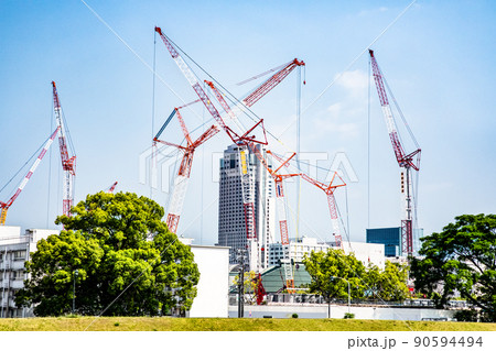 広島市中央公園に建設中のサッカースタジアムの建設風景です。2年後に完成の国際的スタジアムです。広島県 90594494