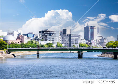 城南通りに架かる空鞘橋と紙屋町周辺の市街地風景です。右側に原爆ドームが見えます。広島県 城南通りに架かる空鞘橋と紙屋町周辺の市街地風景です。右側に原爆ドームが見えます。広島県 90594495