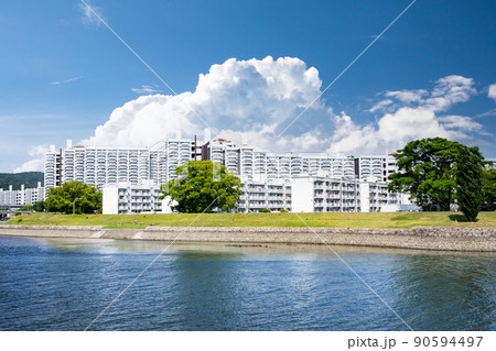 本川(旧太田川)の河岸、基町ポプラ通りと基町住宅群の風景です。市民の憩いの場所です。広島県 90594497