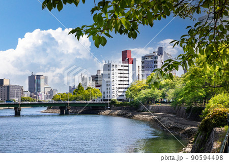 本川に架かる空鞘橋の下流域を撮影しています。市中心部の紙屋町、原爆ドームが見えます。広島県 90594498