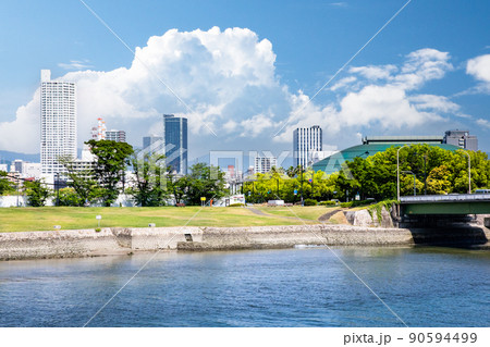 中央公園周辺の市街地風景です。グリーンアリーナやグランドタワービルが見えます。広島県 90594499