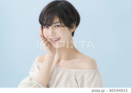 女性ポートレート　水色 90594633