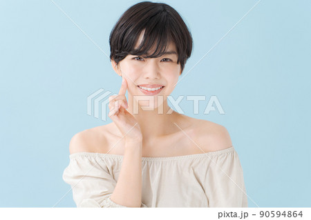 ビューティー　水色背景 90594864