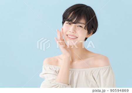 ビューティー　水色背景 90594869