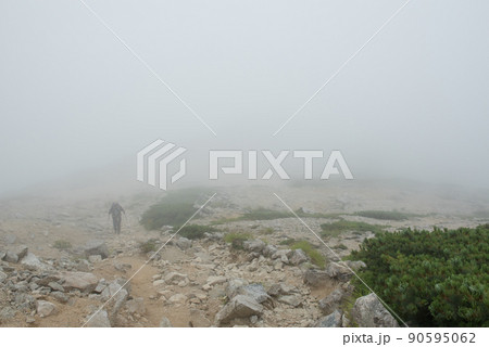 福島県喜多方市の日本百名山の夏季飯豊山の本山小屋付近の飯豊山神社と御前坂の間の景色 90595062