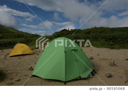 福島県喜多方市の日本百名山の夏季飯豊山の切合小屋のテント場の景色 90595068