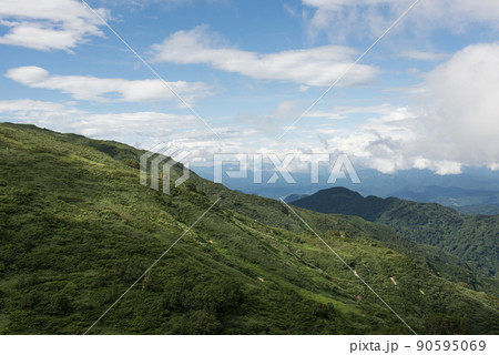 福島県喜多方市の日本百名山の夏季飯豊山の切合小屋のからみえる景色 福島県喜多方市の日本百名山の夏季飯豊山の切合小屋のからみえる景色 90595069