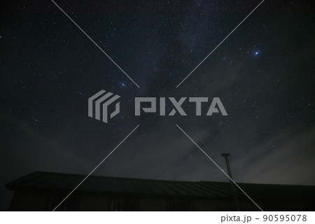 福島県喜多方市の日本百名山の夏季飯豊山の切合小屋の星空 90595078