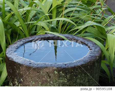 雨水の貯まった石臼 雨水の貯まった石臼 90595108