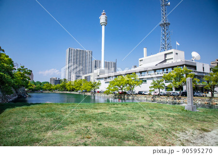 護国神社入り口から上八丁堀の放送局ビル、国保会館、高層マンションを展望しています。広島県 90595270