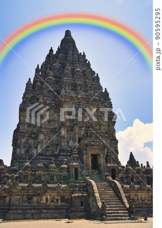 プランバナン寺院群にかかる虹 90595295