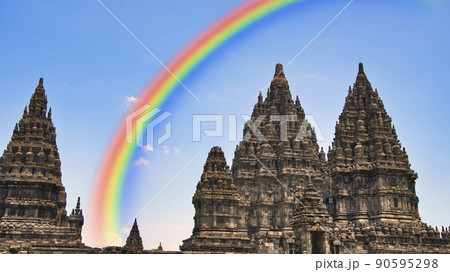 プランバナン寺院群にかかる虹 90595298