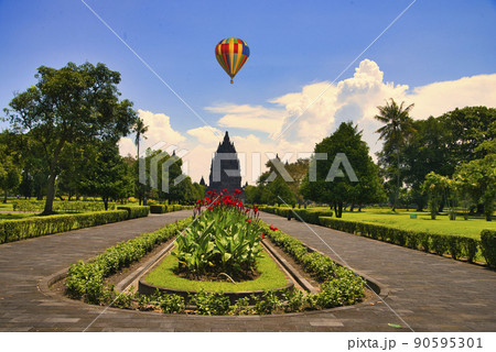 プランバナン寺院群上空を飛行する航空機 プランバナン寺院群上空を飛行する航空機 90595301
