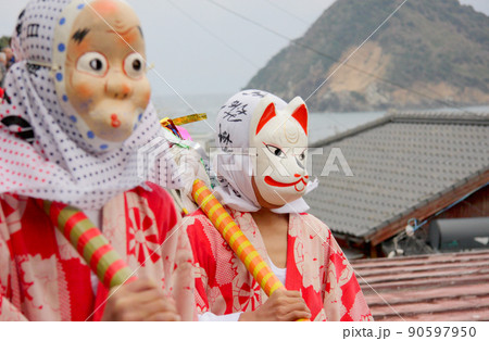 鹿児島県南さつま市笠沙町、無病息災を願う冬の祭「お伊勢講」で、町を練り歩く仮面行列_01 90597950