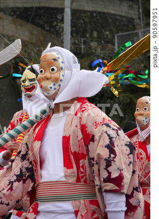 鹿児島県南さつま市笠沙町、無病息災を願う冬の祭「お伊勢講」で、町を練り歩く仮面行列_02 鹿児島県南さつま市笠沙町、無病息災を願う冬の祭「お伊勢講」で、町を練り歩く仮面行列_02 90597951