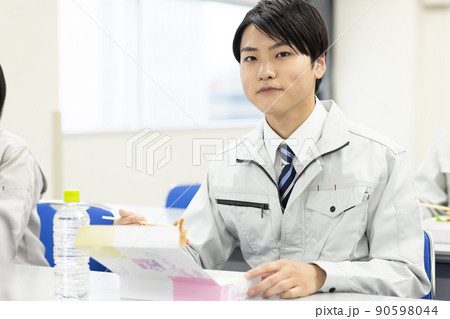 会議室でお弁当を食べる作業着の男女 会議室でお弁当を食べる作業着の男女 90598044