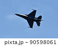 大空を翔るアメリカ空軍のF-16戦闘機 90598061