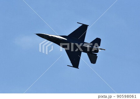 大空を翔るアメリカ空軍のF-16戦闘機 90598061