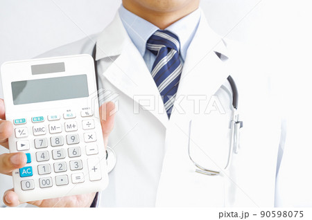 電卓を持つ男性医師 90598075