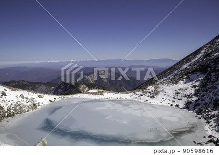 雪山の風景写真 石川県／岐阜県・11月〕翠ヶ池のドラゴンアイ 白山連峰 2017年初