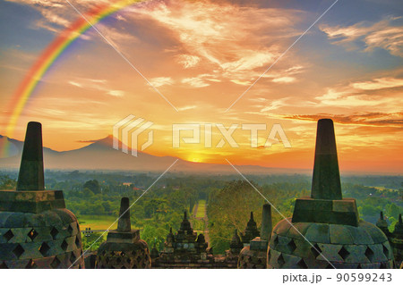 ボロブドゥール遺跡の美しい夜明け 90599243