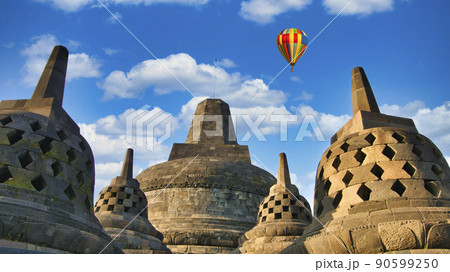 ボロブドゥール遺跡上空を漂うバルーン ボロブドゥール遺跡上空を漂うバルーン 90599250