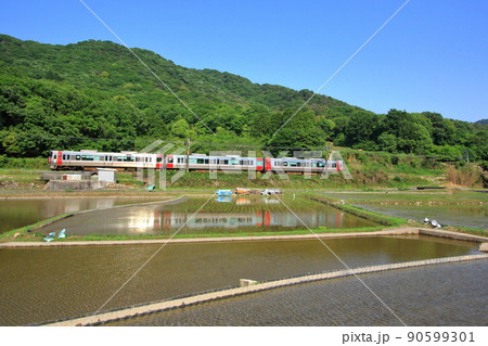 田園風景の中を列車が走る 90599301