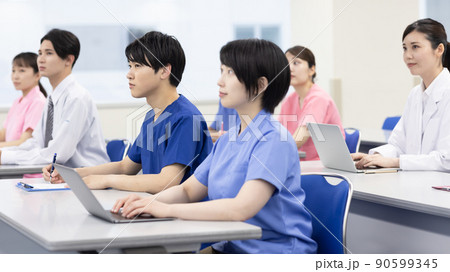 会議室でセミナーを受ける医療従事者 90599345