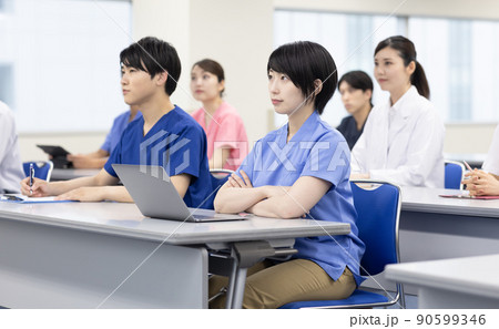 会議室でセミナーを受ける医療従事者 90599346