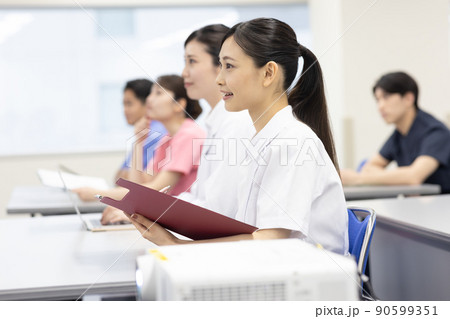 会議室でセミナーを受ける医療従事者 90599351