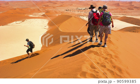 ナミブ砂漠の観光客 ナミブ砂漠の観光客 90599385