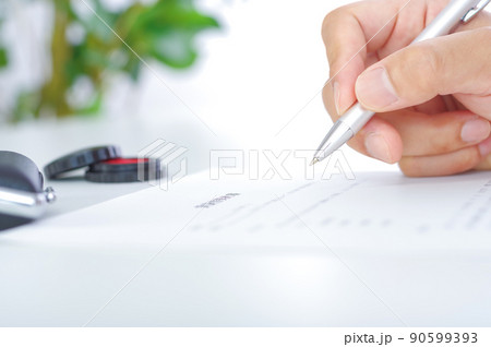 書類にサインをする人 90599393