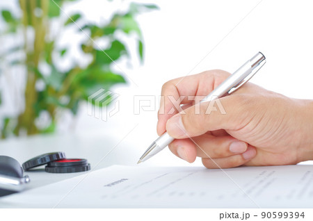書類にサインをする人 90599394
