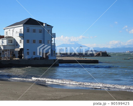 葉山 鐙摺の海岸 ラマーレ 富士山と江ノ島 葉山 鐙摺の海岸 ラマーレ 富士山と江ノ島 90599425