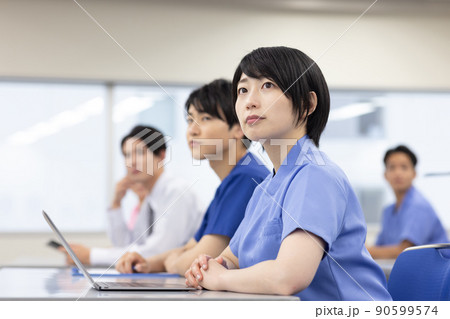 会議室でセミナーを受ける医療従事者 90599574