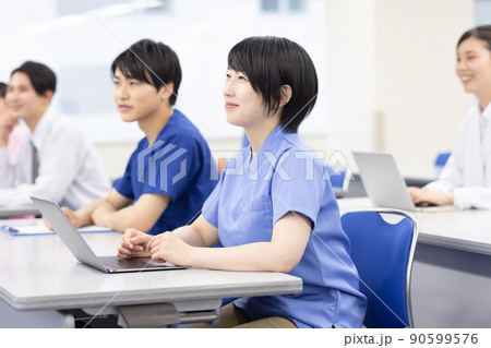 会議室でセミナーを受ける医療従事者 会議室でセミナーを受ける医療従事者 90599576