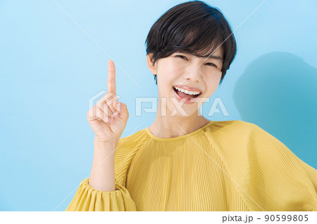 20代女性ポートレート 水色背景 20代女性ポートレート 水色背景 90599805
