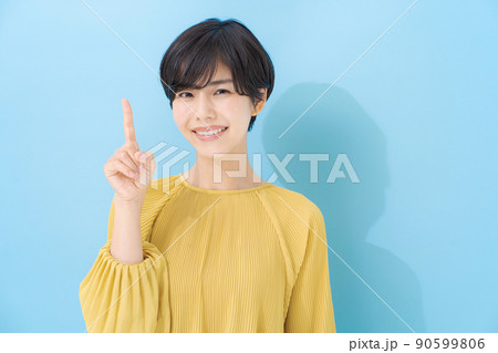 20代女性ポートレート 水色背景 20代女性ポートレート 水色背景 90599806