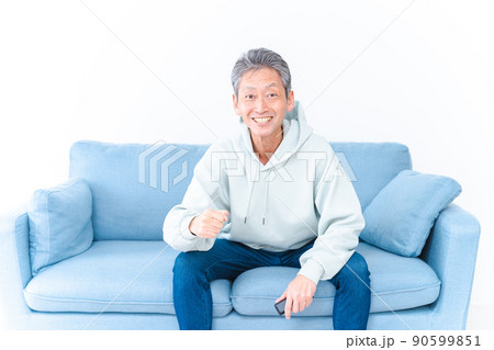 自宅のテレビでスポーツ観戦をする高齢の男性 90599851