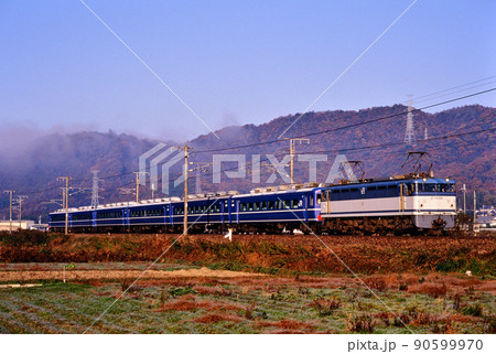 1998年　JR貨物のEF65が牽く14系団体列車 90599970