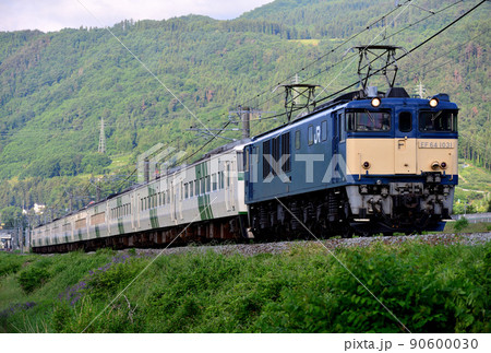 篠ノ井線を走るEF641031の牽く185系廃車配給 90600030