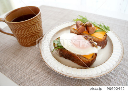 コーヒーと、ウィンナーと目玉焼きを乗せた黒パンのオープンサンド_7【ドイツパン】 90600442