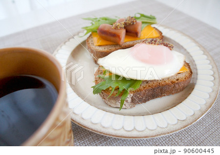 コーヒーと、ウィンナーと目玉焼きを乗せた黒パンのオープンサンド_10【ドイツパン】 90600445