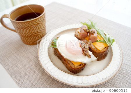 コーヒーと、ウィンナーと目玉焼きを乗せた黒パンのオープンサンド_16【ドイツパン】 90600512