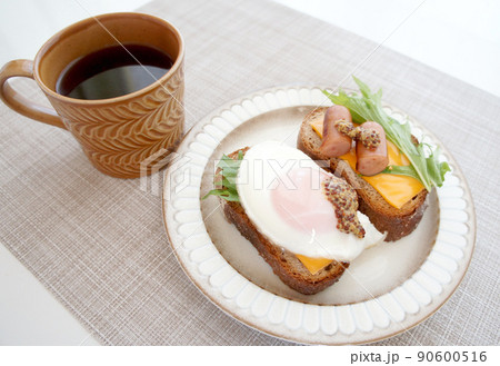 コーヒーと、ウィンナーと目玉焼きを乗せた黒パンのオープンサンド_15【ドイツパン】 コーヒーと、ウィンナーと目玉焼きを乗せた黒パンのオープンサンド_15【ドイツパン】 90600516