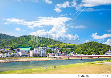 横川駅西側の太田川緑地から、古刹で有名な三滝寺方面を展望しています。初夏の河岸風景をどうぞ。広島県 90600671