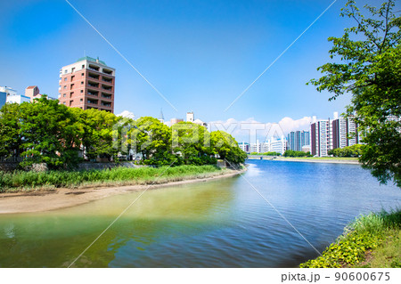 横川橋南詰から本川の上流域を展望しています。本川と天満川の分流地点です。広島県 90600675