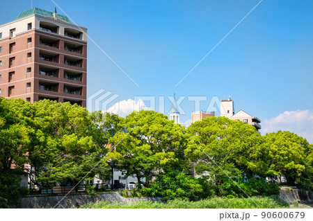 横川橋南詰から横川町商店街の入り口方面を展望しています。横川駅はこの先にあります。広島県 90600679