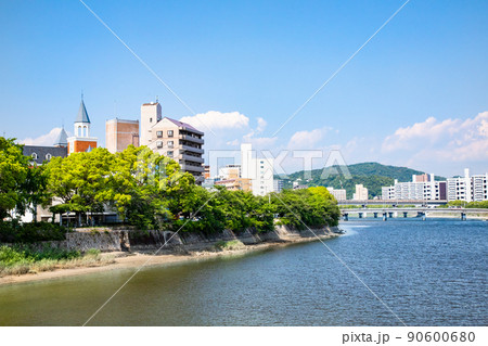 横川橋南詰から本川の上流域を展望しています。本川と天満川の分流地点です。広島県 90600680